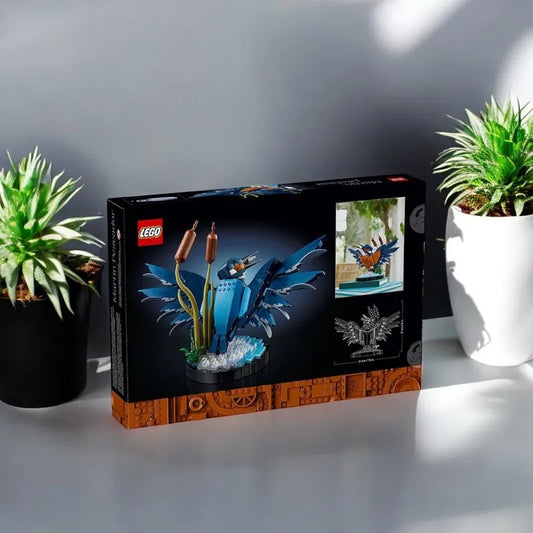 10331 LEGO It's the Emerald Bird Model Series.Suitable as a gift for bird lovers,Add a splash of nature to any space