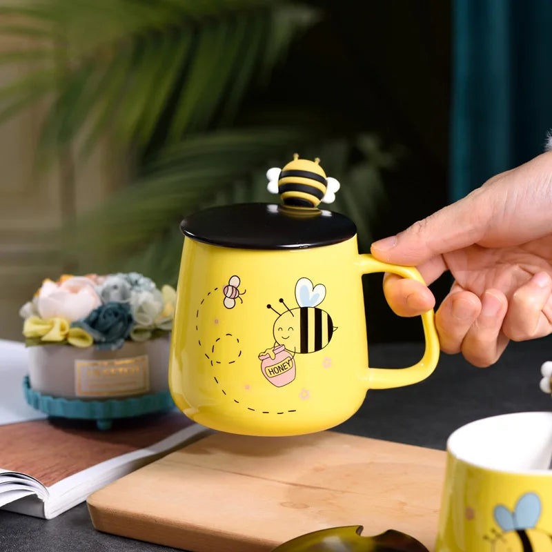 Ceramic Cartoon Bee Mug With Spoon Lid Ceramic Coffee Cups Free Shipping Original Breakfast Cups Christmas Gift Coffee Cup Sets