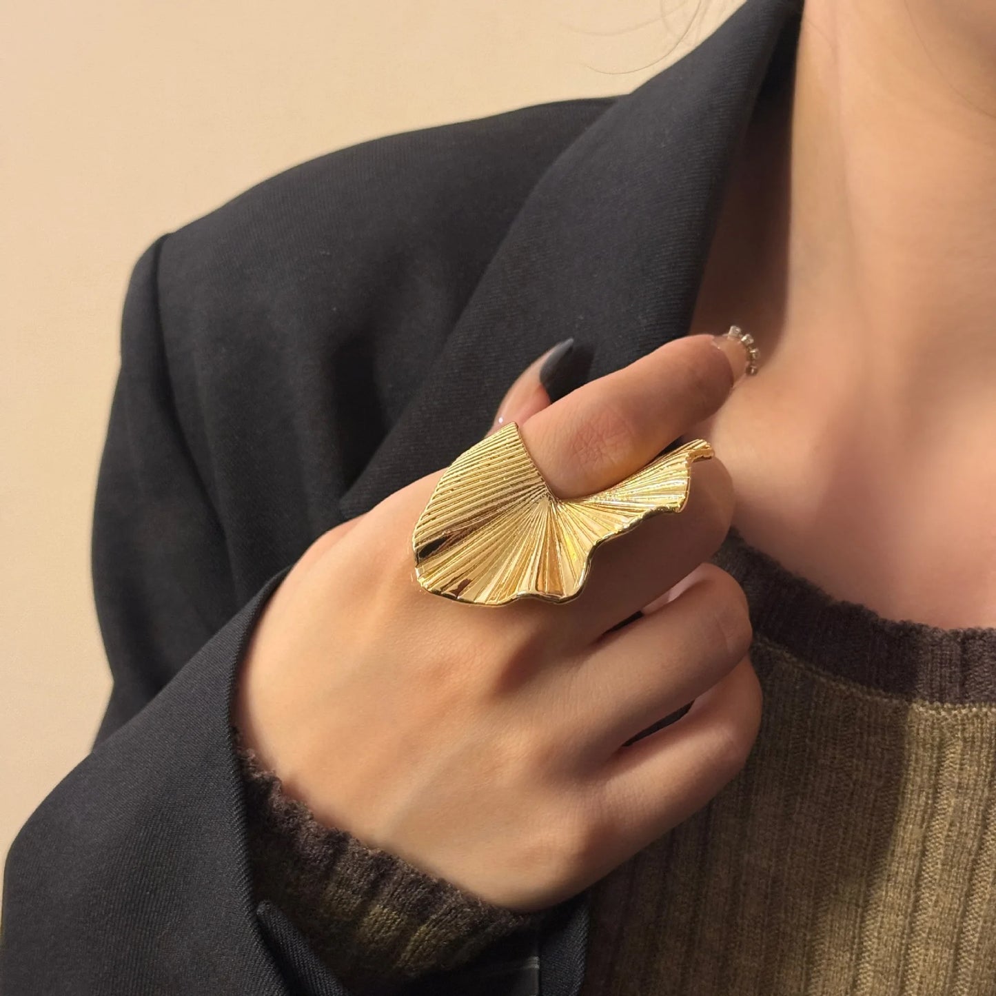Vintage Irregular Leaf Ring for Women Men Classic Metal Pleated Personality Leaves Fan-Shaped Finger Ring Punk Party Jewelry