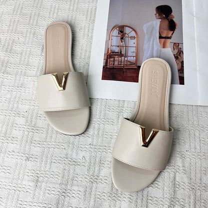 2024 summer new V-shaped metal decoration flat bottomed beach women's fashionable slippers