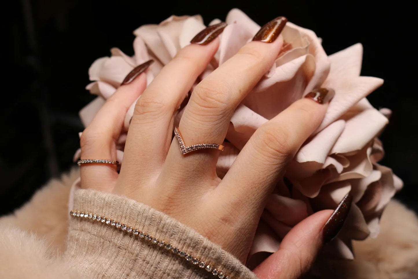 Beautiful V Shape CNC Inlaid Zircon Ring For Women Love Ring Titanium Steel Jewelry Mother's day Christmas Gift Anillo Wholesale