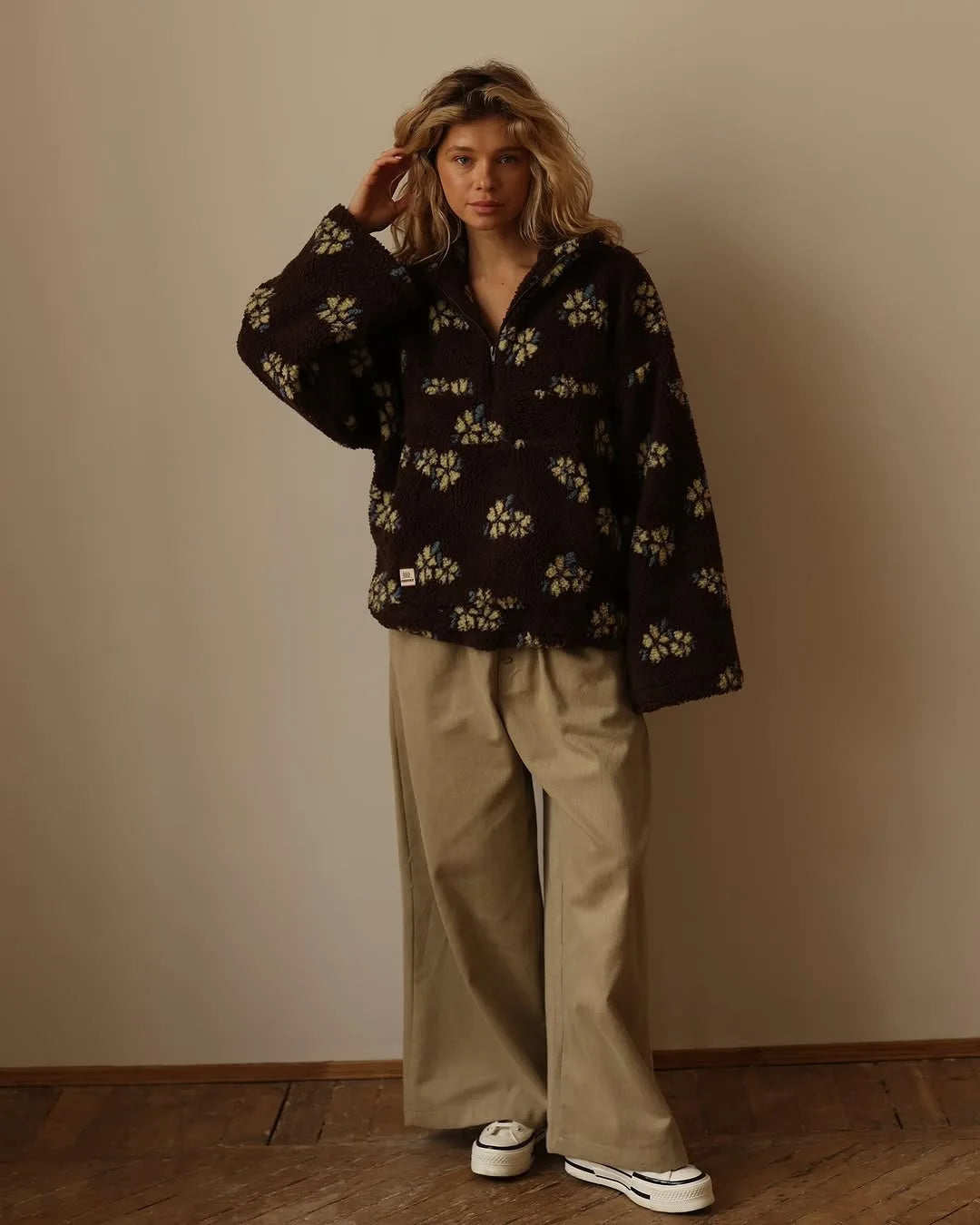 Cozy lambskin coat for women in a stylish brown floral design with a comfortable fit