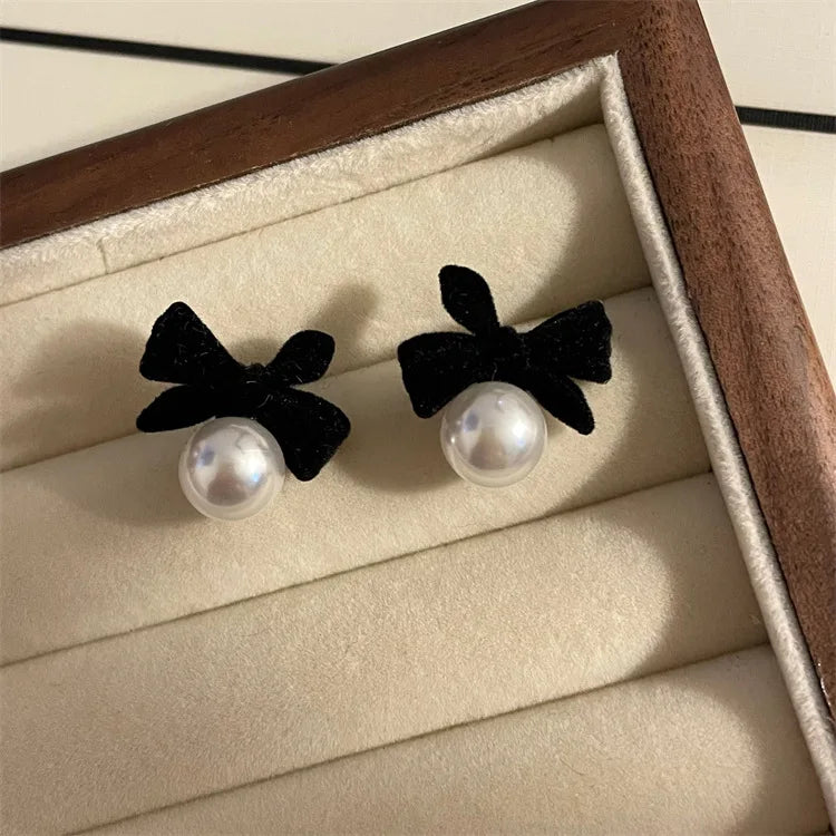 2024 New Fashion Flocking Bowtie Pearl Pendant Earrings French Retro Bowknot Girl Ear Stud Velvet Bow New Year Earring Jewelry