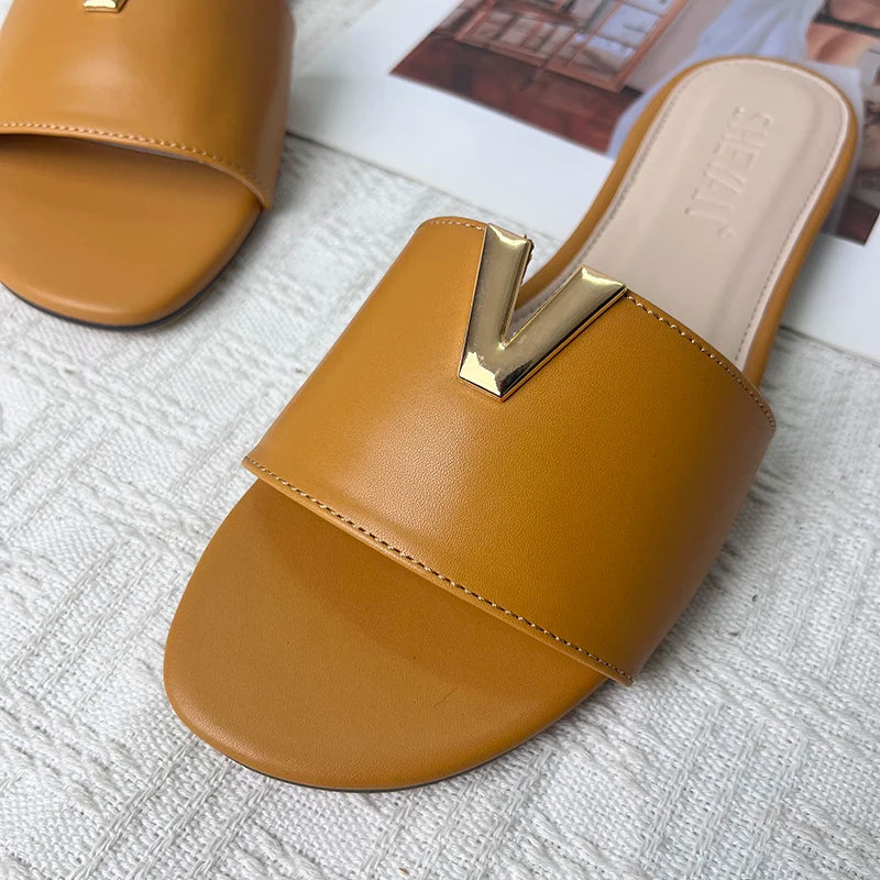 2024 summer new V-shaped metal decoration flat bottomed beach women's fashionable slippers