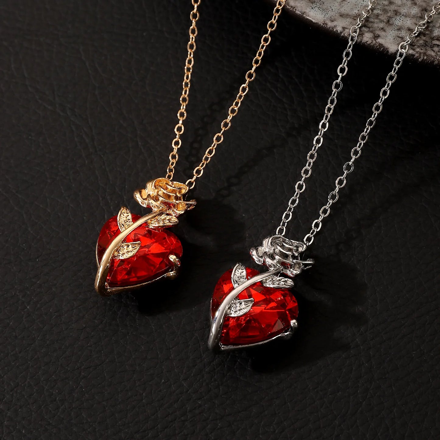 Gothic Dark Love Rose Heart Pendant Necklace For Women Flower Collarbone Chain For Halloween Party Jewelry Accessories Wholesale