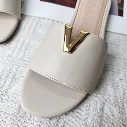 2024 summer new V-shaped metal decoration flat bottomed beach women's fashionable slippers