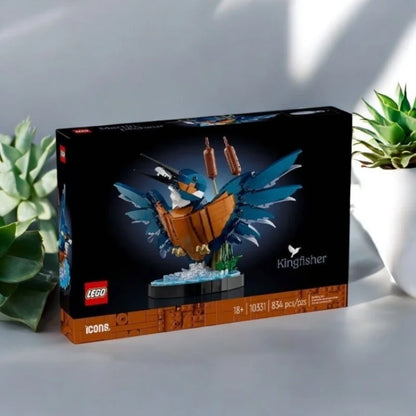 10331 LEGO It's the Emerald Bird Model Series.Suitable as a gift for bird lovers，Add a splash of nature to any space