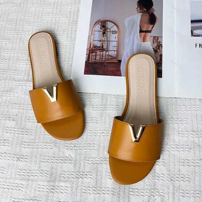 2024 summer new V-shaped metal decoration flat bottomed beach women's fashionable slippers