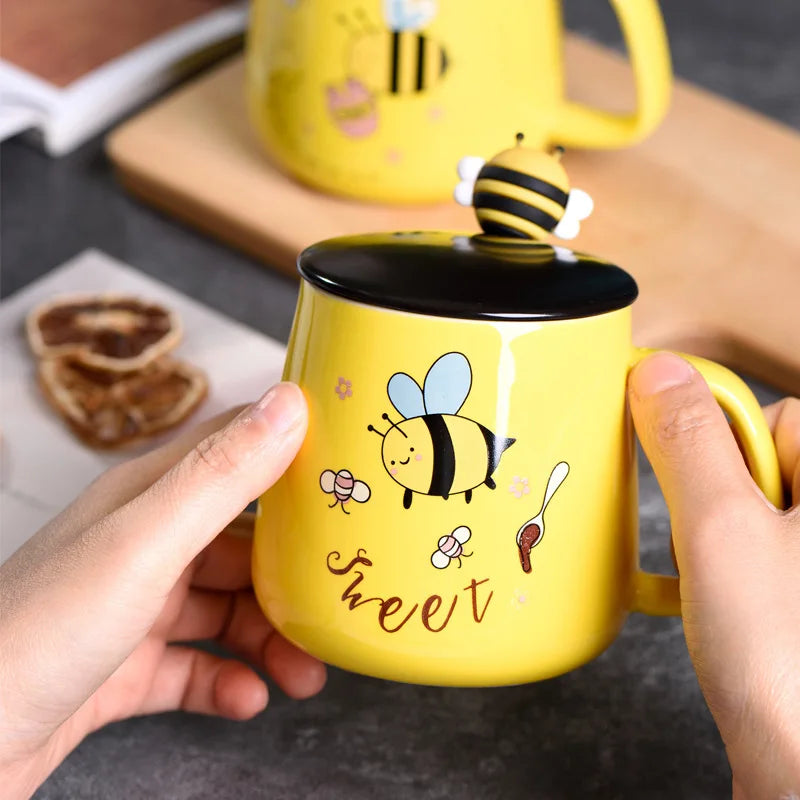 Ceramic Cartoon Bee Mug With Spoon Lid Ceramic Coffee Cups Free Shipping Original Breakfast Cups Christmas Gift Coffee Cup Sets