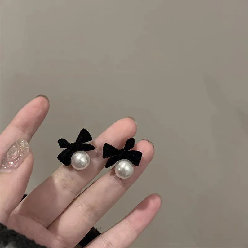 2024 New Fashion Flocking Bowtie Pearl Pendant Earrings French Retro Bowknot Girl Ear Stud Velvet Bow New Year Earring Jewelry