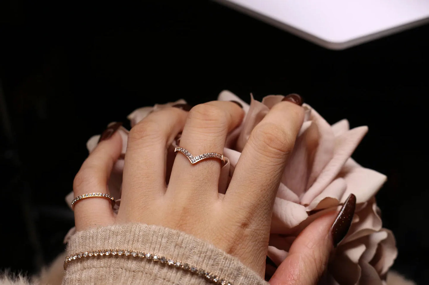 Beautiful V Shape CNC Inlaid Zircon Ring For Women Love Ring Titanium Steel Jewelry Mother's day Christmas Gift Anillo Wholesale