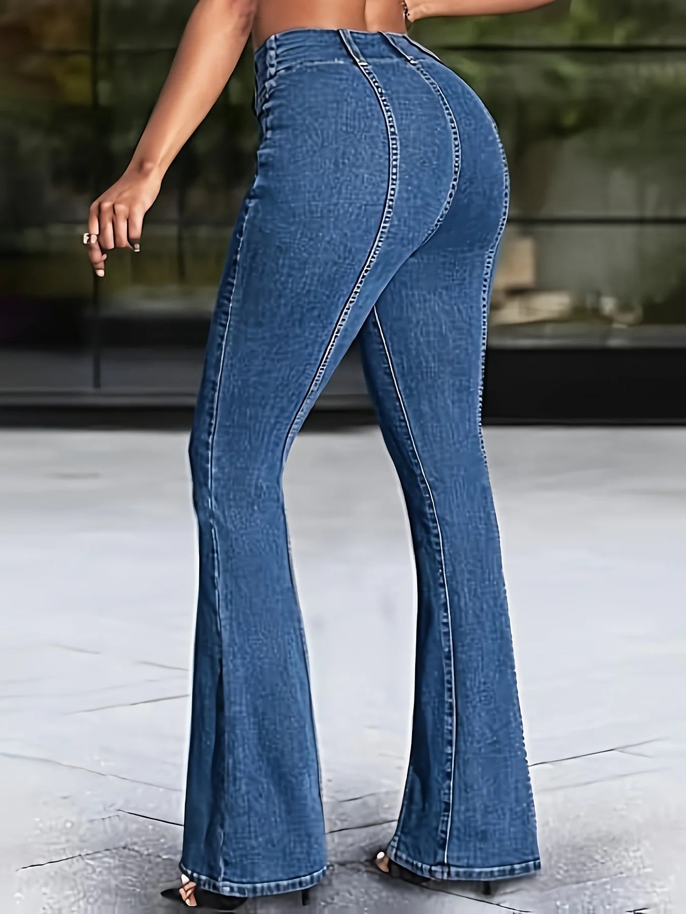 Elegant, fashionable, high-end and comfortable blue jeans for ladies