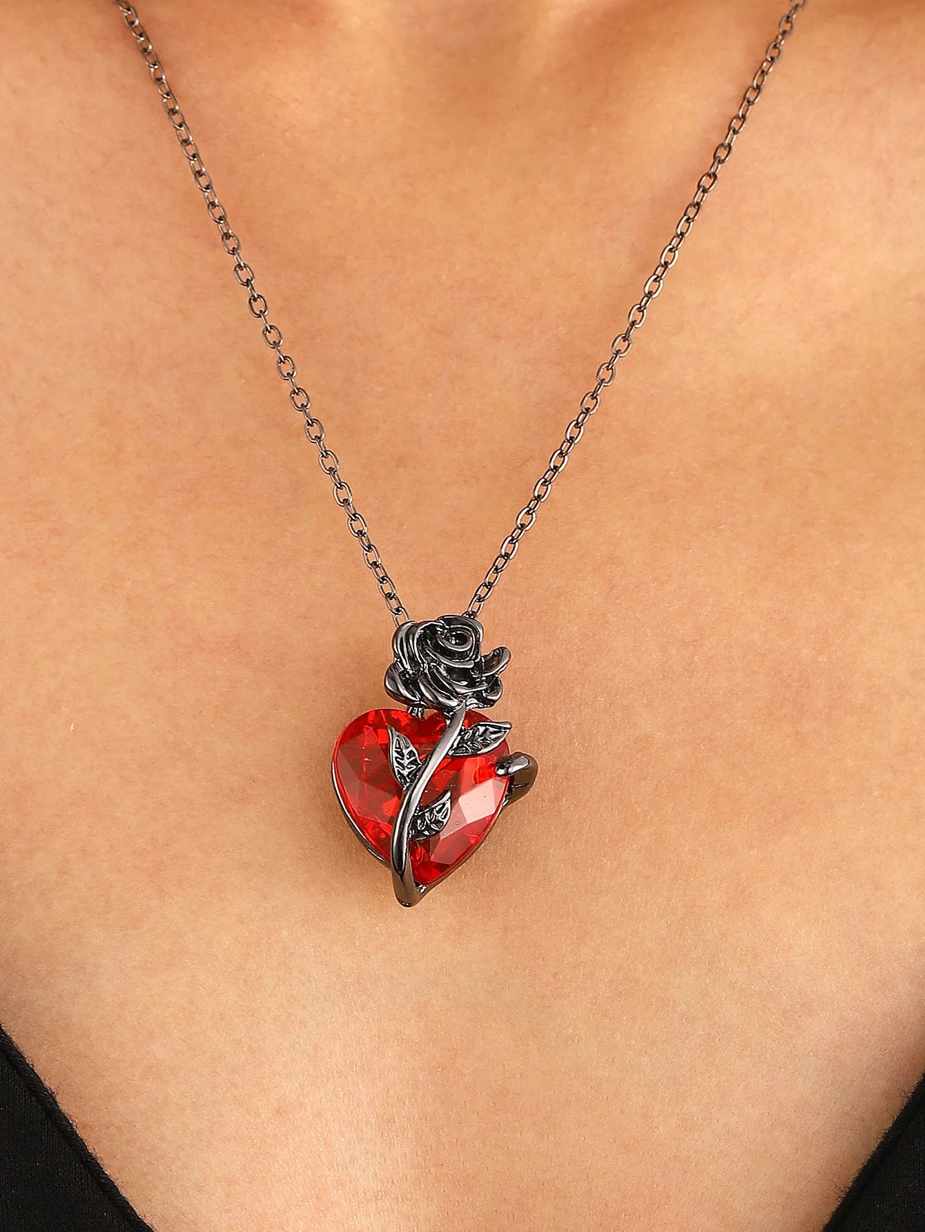 Gothic Dark Love Rose Heart Pendant Necklace For Women Flower Collarbone Chain For Halloween Party Jewelry Accessories Wholesale