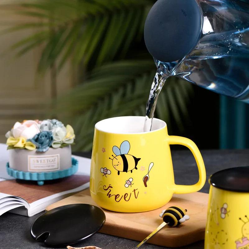 Ceramic Cartoon Bee Mug With Spoon Lid Ceramic Coffee Cups Free Shipping Original Breakfast Cups Christmas Gift Coffee Cup Sets