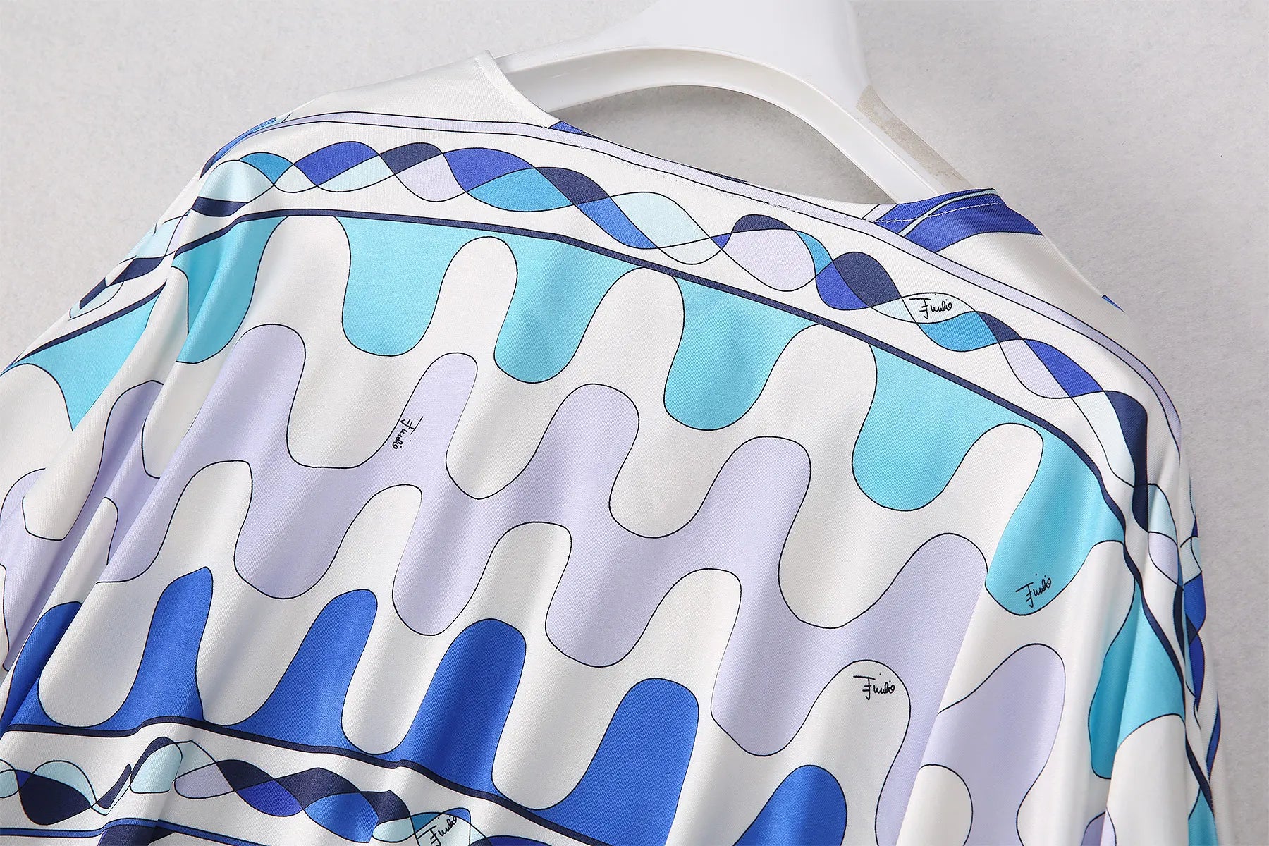 Breathable round neck fashion vestido featuring a colorful wave pattern for stylish summer wear