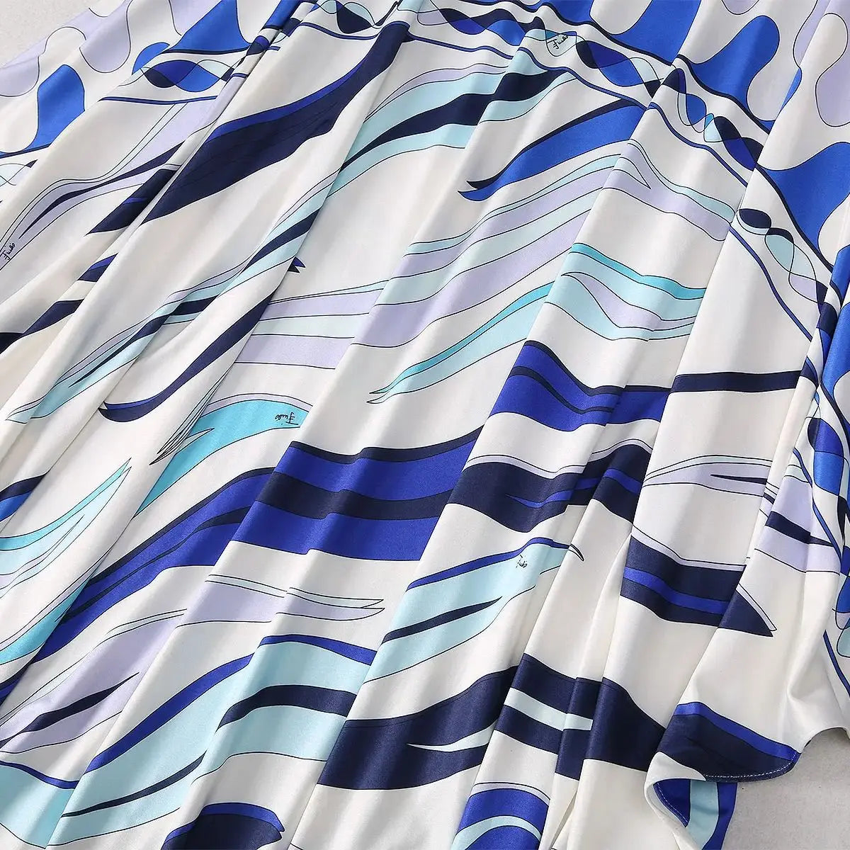 EtherealBe breathable round neck fashion vestido with a stylish blue wave pattern for a trendy look