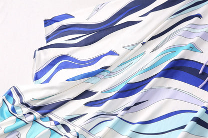 Breathable round neck fashion vestido in blue and white wave patterns for stylish summer wear