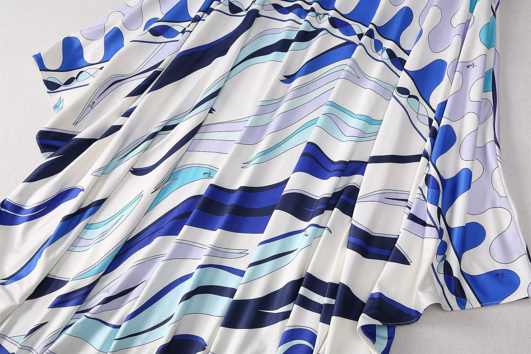 EtherealBe breathable round neck fashion vestido in vibrant blue and white wave patterns