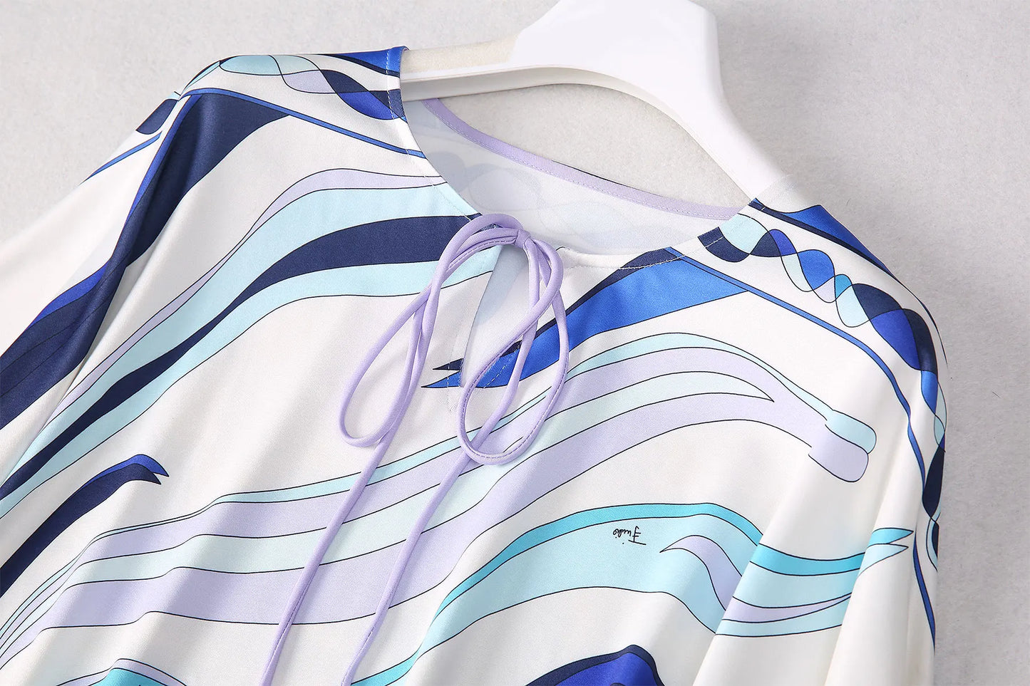 EtherealBe breathable round neck fashion vestido featuring a stylish wave pattern in blue and white