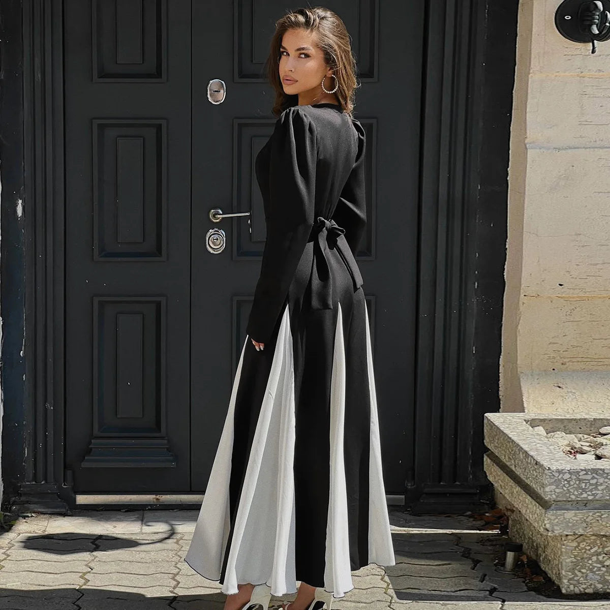 Stylish contrasting color mid-waist dress with a sleek design and elegant silhouette