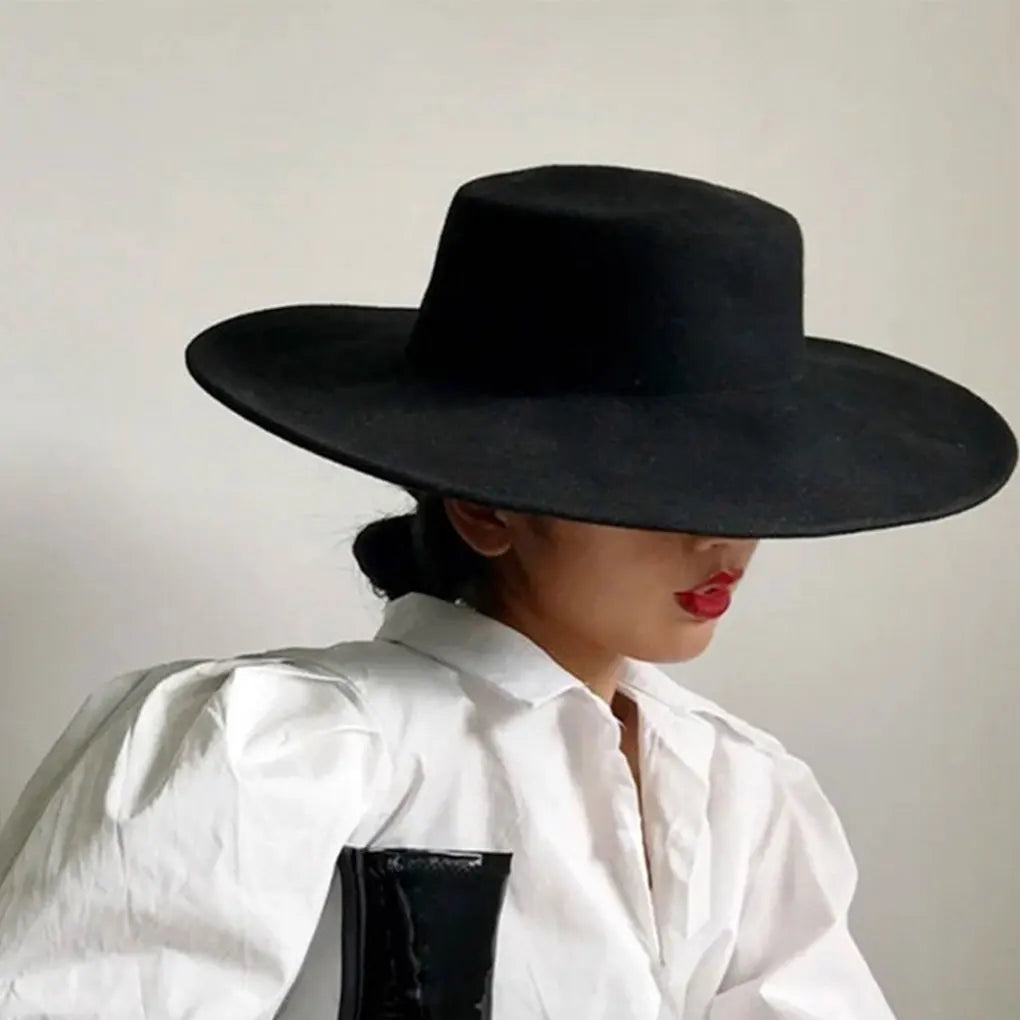 Stylish black fashion blend top hat for ladies, perfect for chic outfits and special occasions
