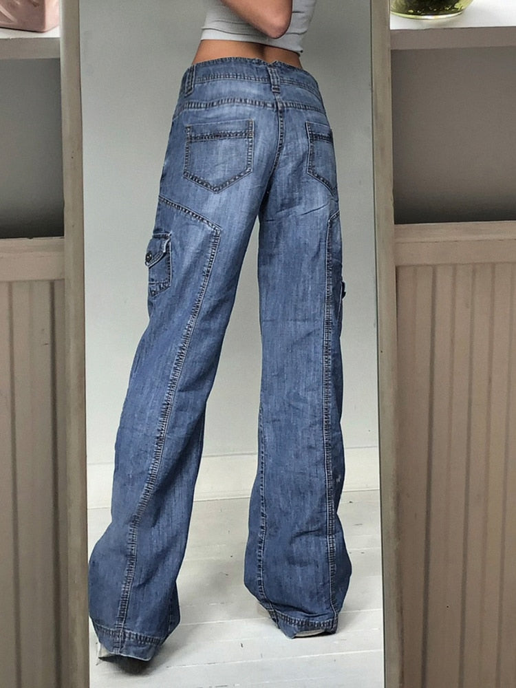 EtherealBe boyfriend jeans with pockets in light blue denim, featuring a relaxed fit and stylish back detail